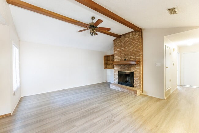 Building Photo - Adorable Duplex Located Near Shadow Hills!