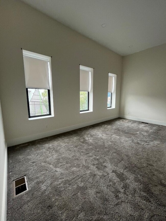 Building Photo - 206 N Main St