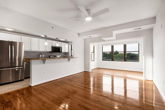 Building Photo - Available Now! Recently Updated, Spacious ...