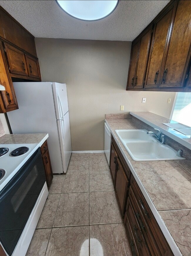 Building Photo - 2 bed 1 bath duplex unit, private backyard.