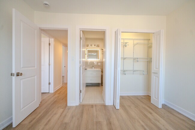 Building Photo - 2740 W Farragut Ave