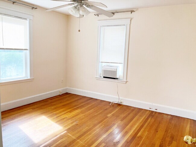 Building Photo - No Broker fee!!! Good credit & Solid incom...