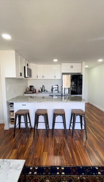 Building Photo - 411 Hobron Ln