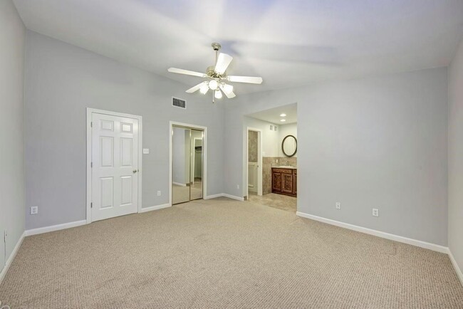 Building Photo - 1017 Solano Dr