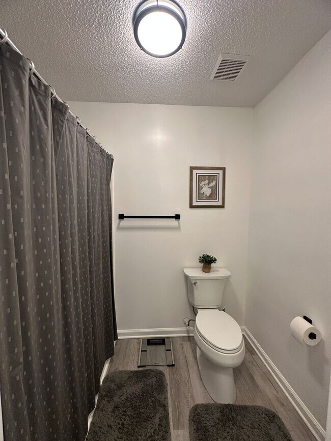 Building Photo - Foxhill Commons Subdivision!  Fully Furnis...
