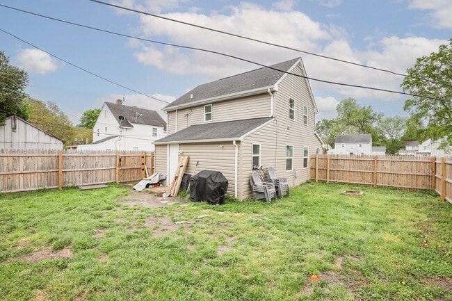 Building Photo - Renovated and Roomy 3 Bedroom Home in the ...