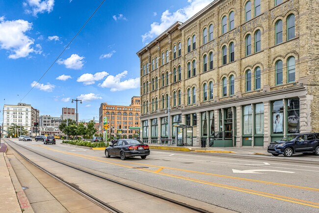 Building Photo - 413 N 2nd St