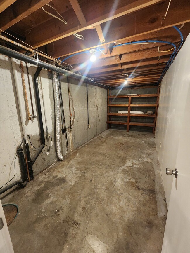 Building Photo - Very Large 3BR, 3BTH, Full Basement, Near Black Bay Park in Post Falls