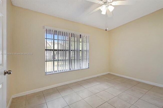 Building Photo - 5057 Forsythia St
