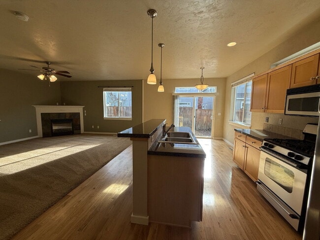 Building Photo - 2466 Mountain Terrace