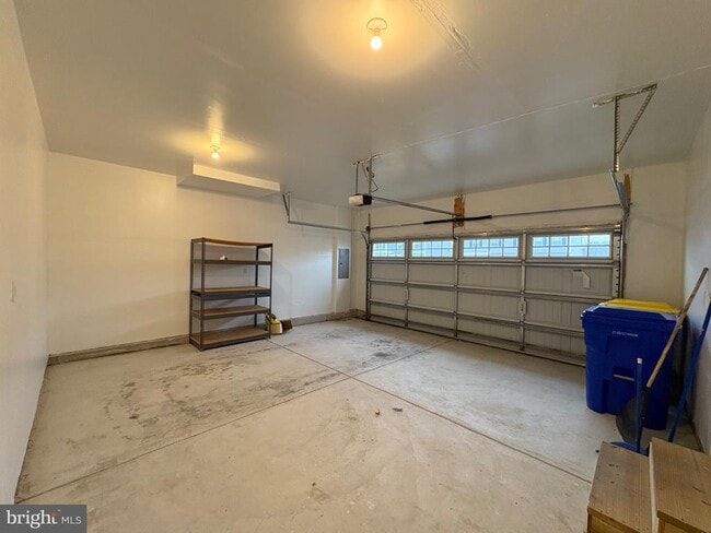 Building Photo - 27003 Greenleaf Dr