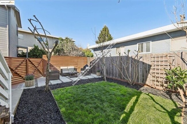 Building Photo - 3360 Arizona St