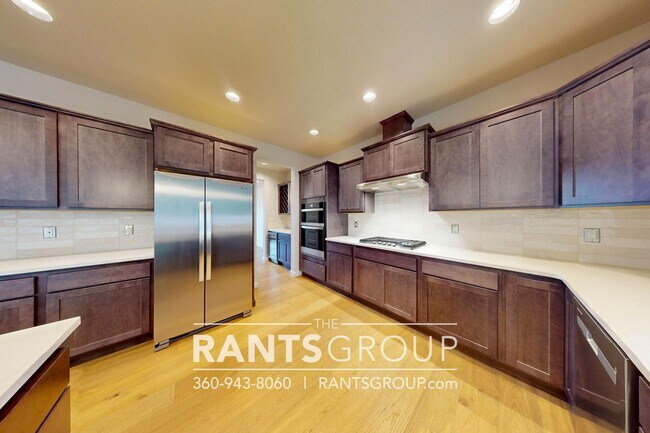 Building Photo - Beautiful Home! Easy JBLM Commute!