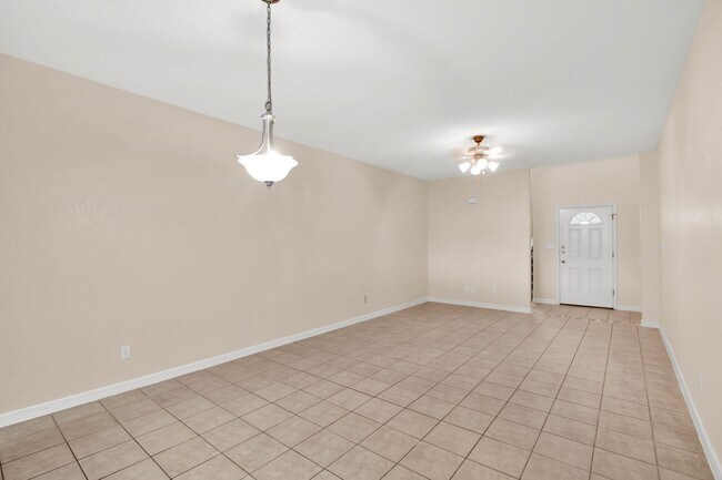 Building Photo - Adorable 3 bedroom 2.5 bath condo in Easts...