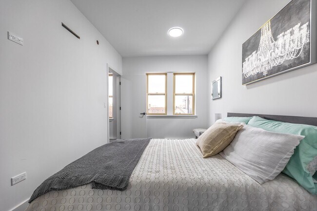 Building Photo - Brand NEW 2-Bedroom in the heart of Andersonville with Separate Kitchen, In-Unit Laundry & Sunlig...