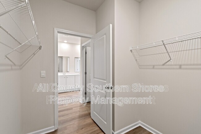 Building Photo - 215 Konik St