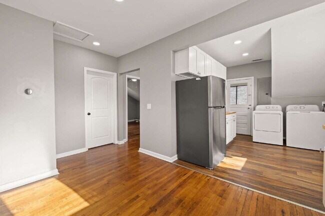 Building Photo - Renovated 3 Bed • 1.5 Bath Upstairs Unit -...