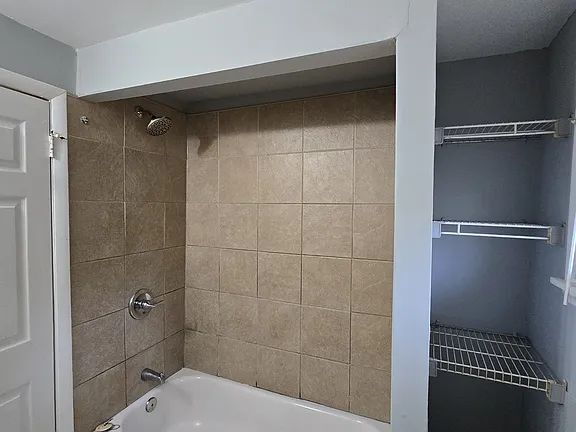 Building Photo - 3 bedroom 1.5 bathrooms Rancher.