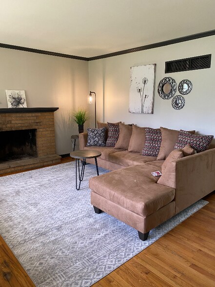 Building Photo - 6017 N Howard Ave