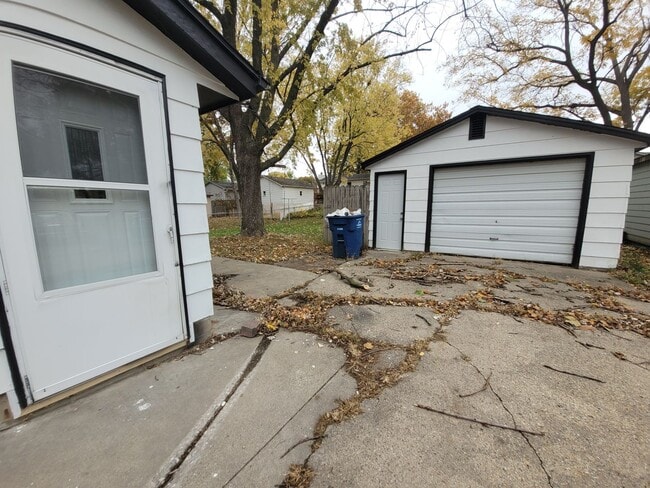 Building Photo - 3 Bedroom, 1.5 Bathroom home with detached garage