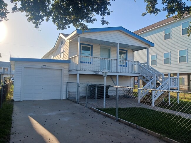 Building Photo - 2109 Victory St