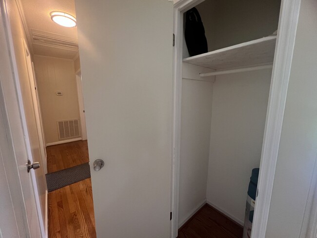 Building Photo - Charming 3 bedroom, 1 1/2 bathroom home in...
