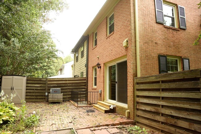 Building Photo - Spacious 4 Bedroom End-Unit Townhouse In G...