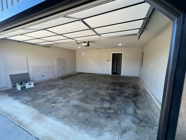 Building Photo - Charming 3 Bedroom house in Summit Pass