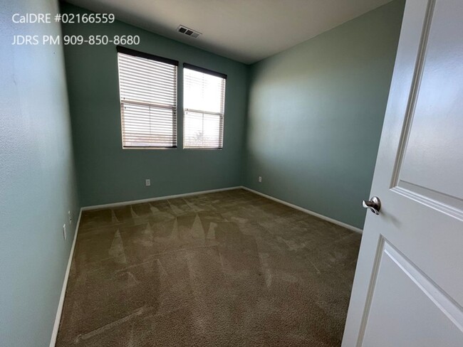 Building Photo - Mira Loma 3 Bedroom Home