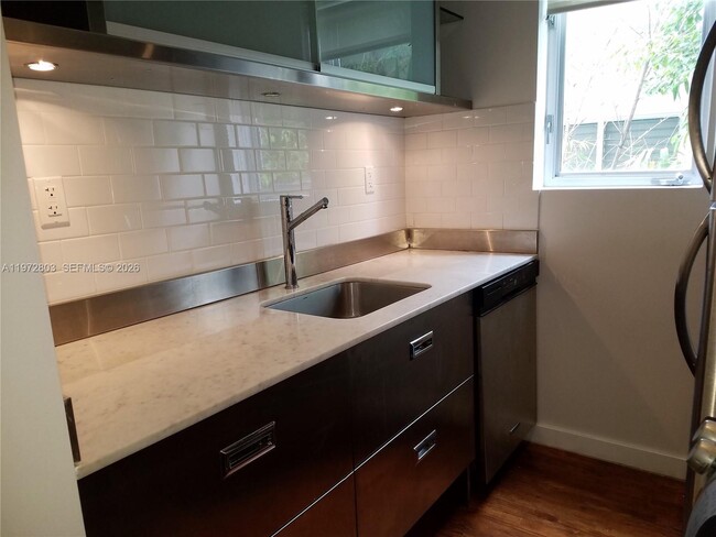 Building Photo - 1751 James Ave