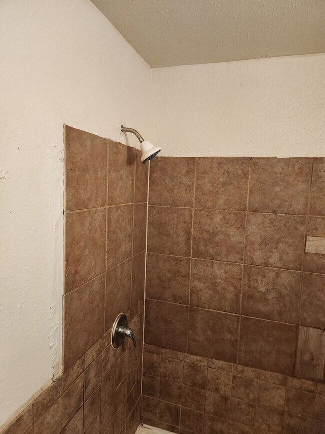 Building Photo - 3 bed 1 bath 1 car garage