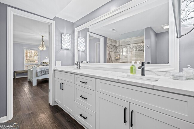 Building Photo - 6851 Roswell Rd