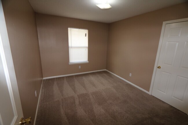 Building Photo - 5911 S Brenwood Dr