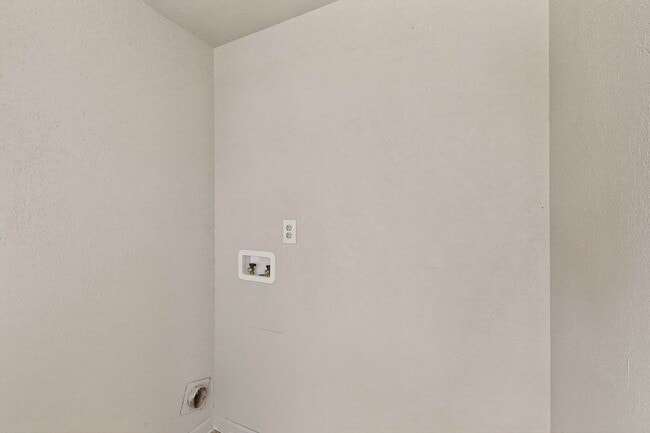 Building Photo - NE 3 bedroom 1 bath 1348/sf