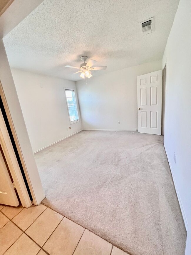 Building Photo - 4 Bedroom in the Meadows