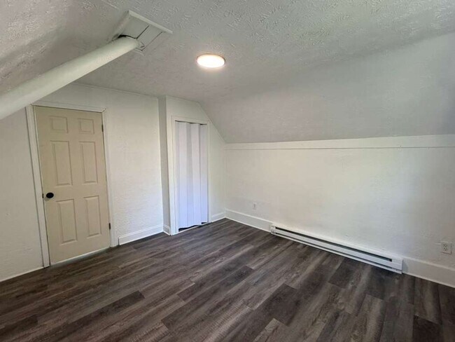 Building Photo - Comfortable & Convenient West Side Living
