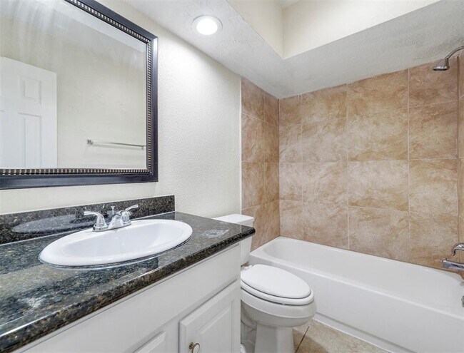 Building Photo - 817 Willow Creek Dr