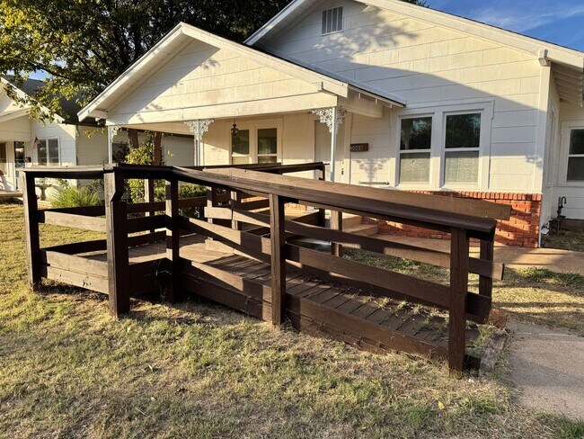 Building Photo - 3 Bed 1 Bath Craftsman Home