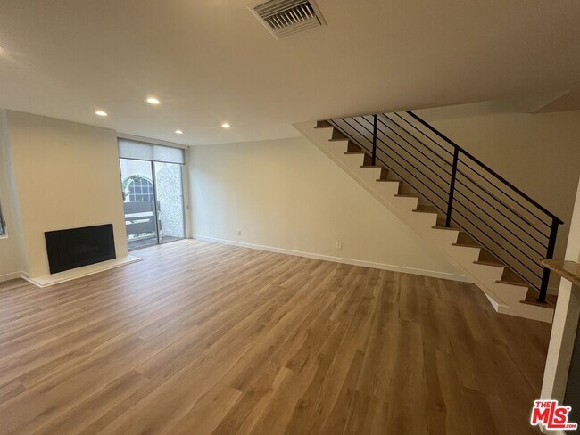 Building Photo - 960 N San Vicente Blvd