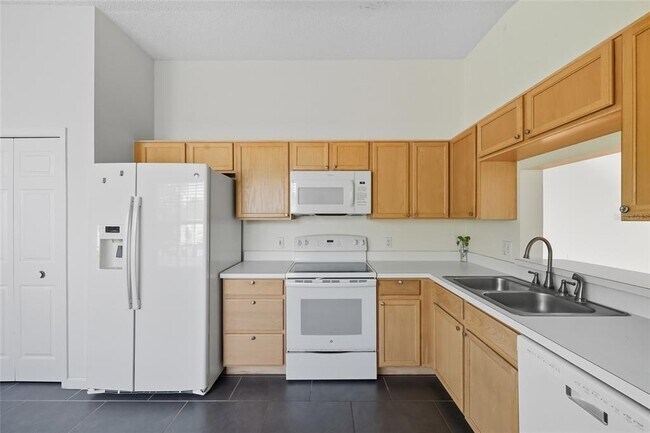 Building Photo - 6029 Lake Pointe Dr