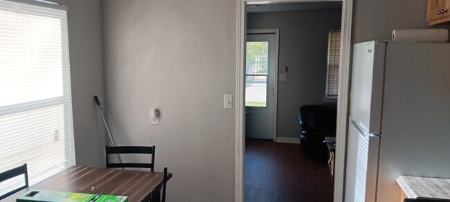 Building Photo - 548 E Woodrow St