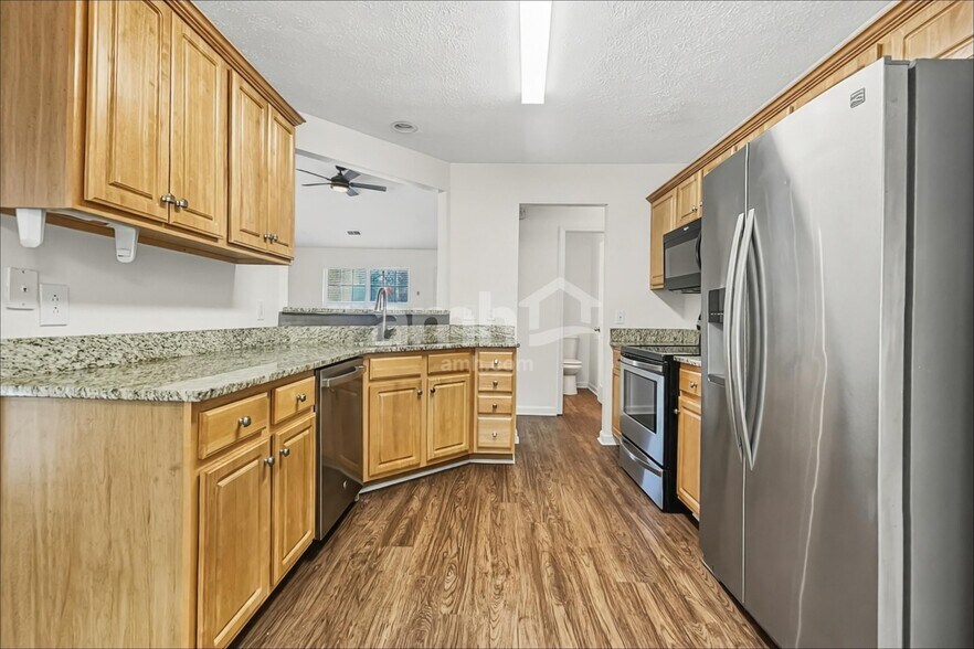 Building Photo - 916 Springs Hill Way