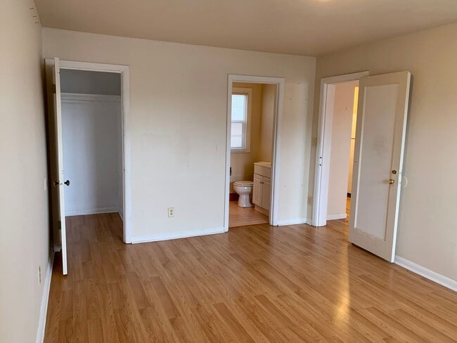 Building Photo - Bright One bedroom Woodlawn Apartment