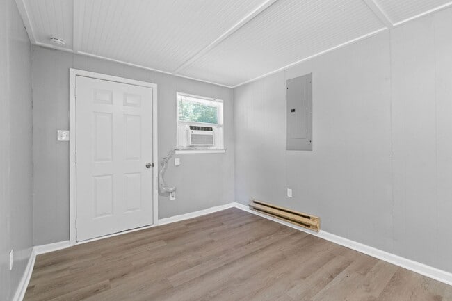 Building Photo - 427 Circle Dr