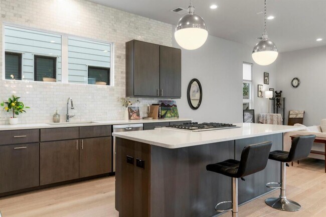 Building Photo - 6008 Florencia Ln