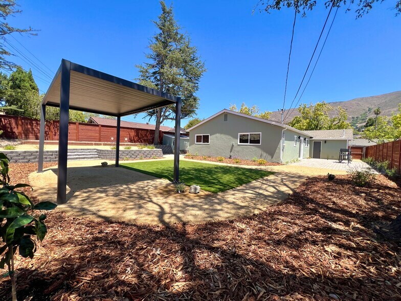 Building Photo - 1327 Tanglewood Dr