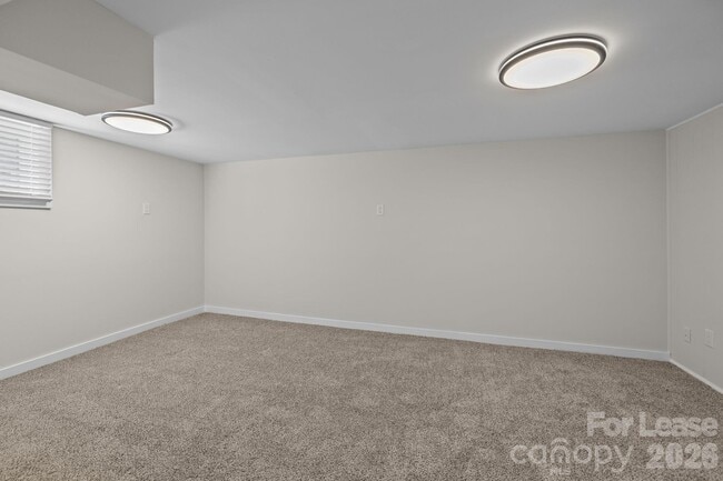 Building Photo - 801 Davenport St