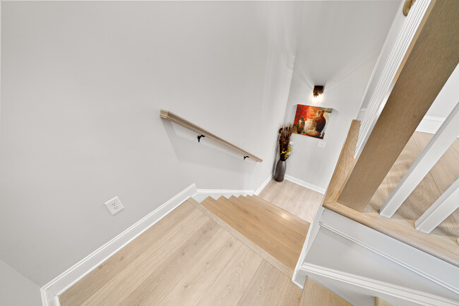 Building Photo - 7906 Laurel Crest Dr