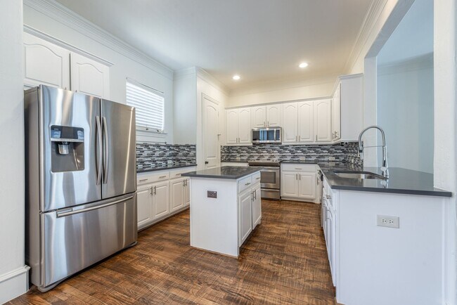 Building Photo - Beautiful Tuscan feel Condo Lower Greenville area