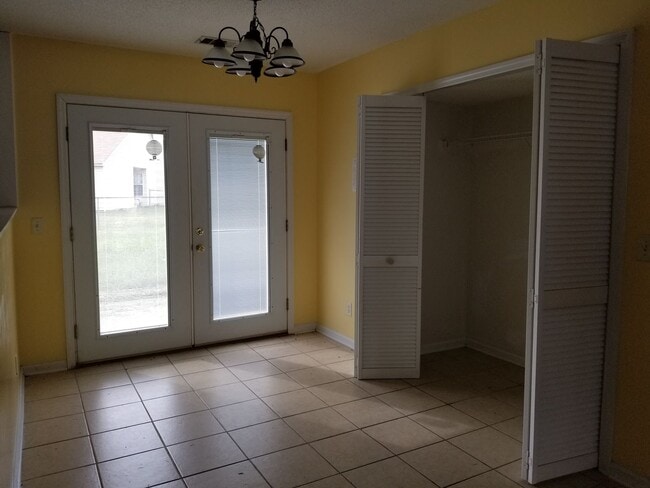 Building Photo - Cozy Home